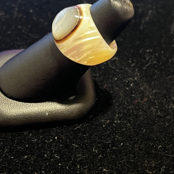 Vintage Hand Carved Shell Ring with Polished Stone Centerpiece - Picture 4 of 6